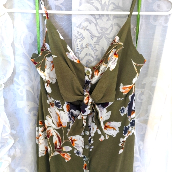 LA VIE BOHEME Woman's size 8 Sage & Floral Halter Sundress - Picture 7 of 9
